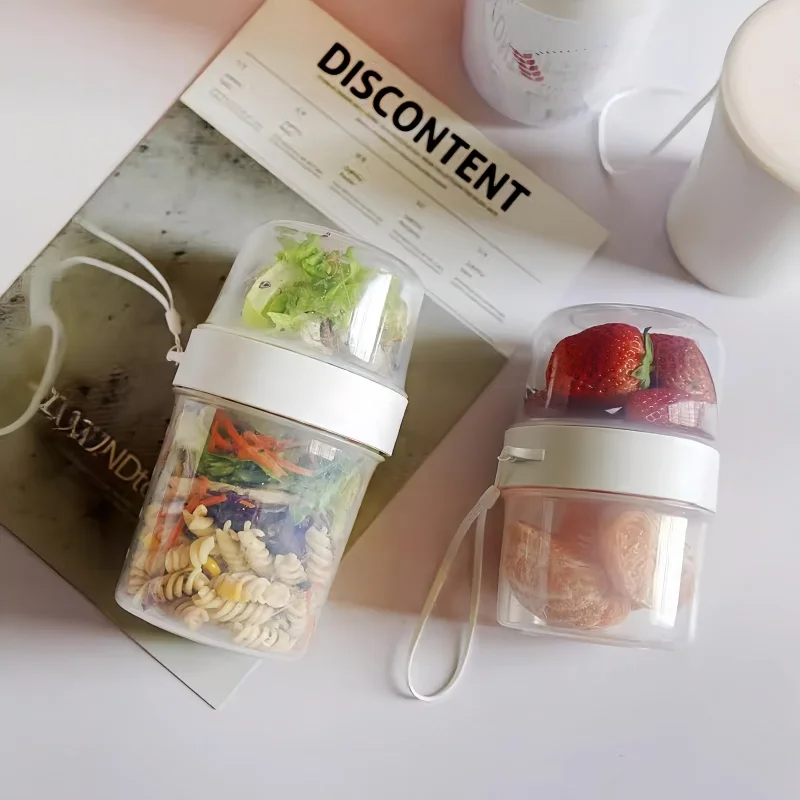 Meal Prep Oatmeal Jars - フォーク,ソースカップの蓋,お弁当,朝食,オートミール,シリアル,ナッツ,ヨーグルト,サラダ,カップがセットされた密閉容器